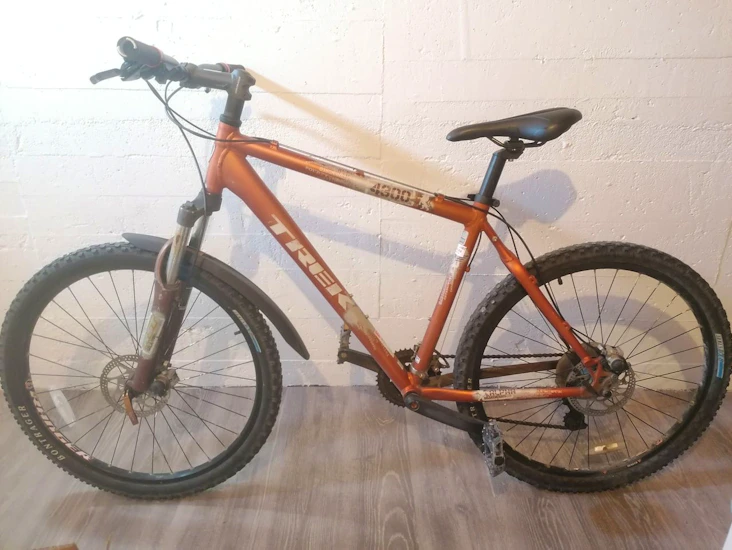 Trek 4300 terreng sykkel. lås. hjelm