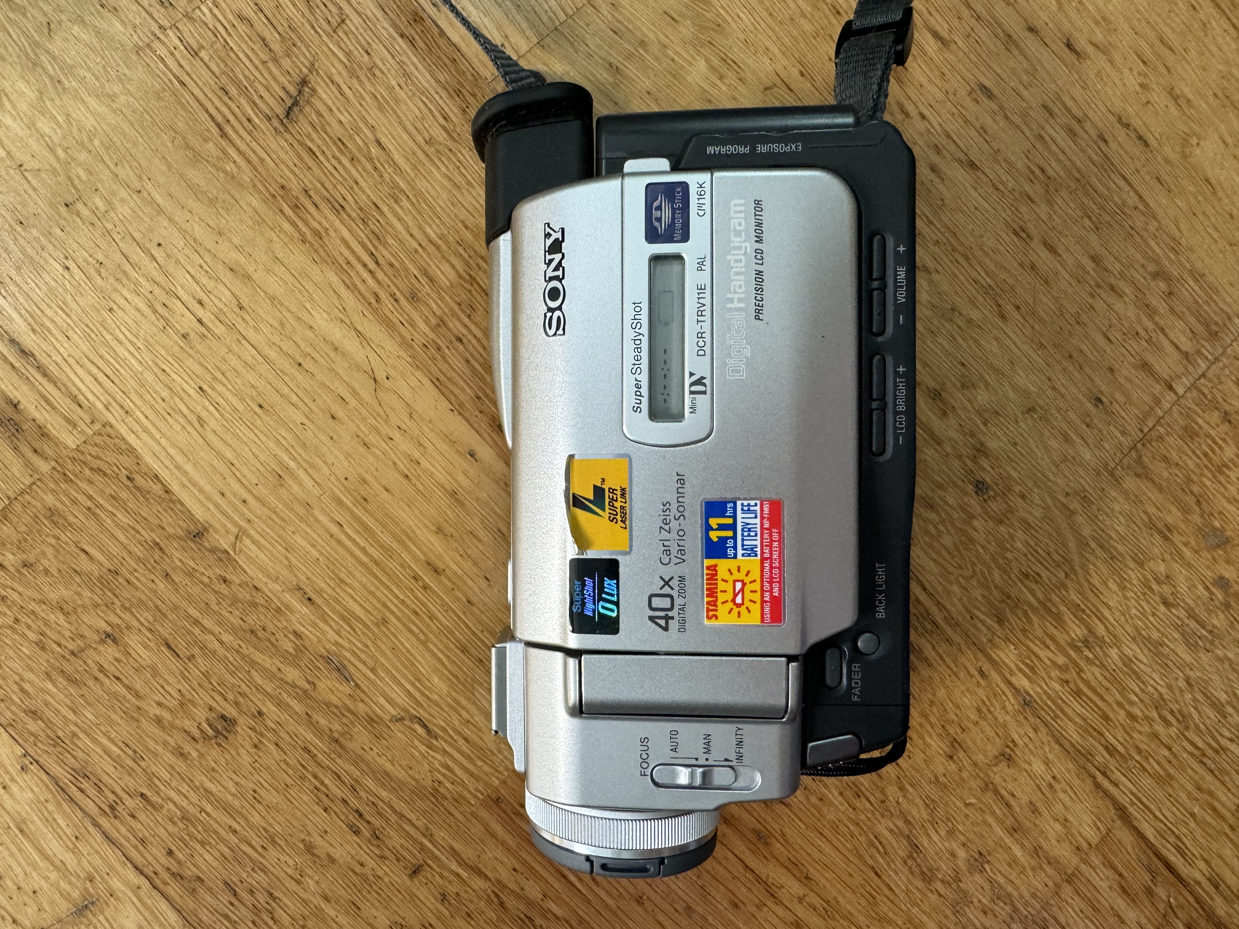 83380a_sony-dcr-trv11e-mini-dv