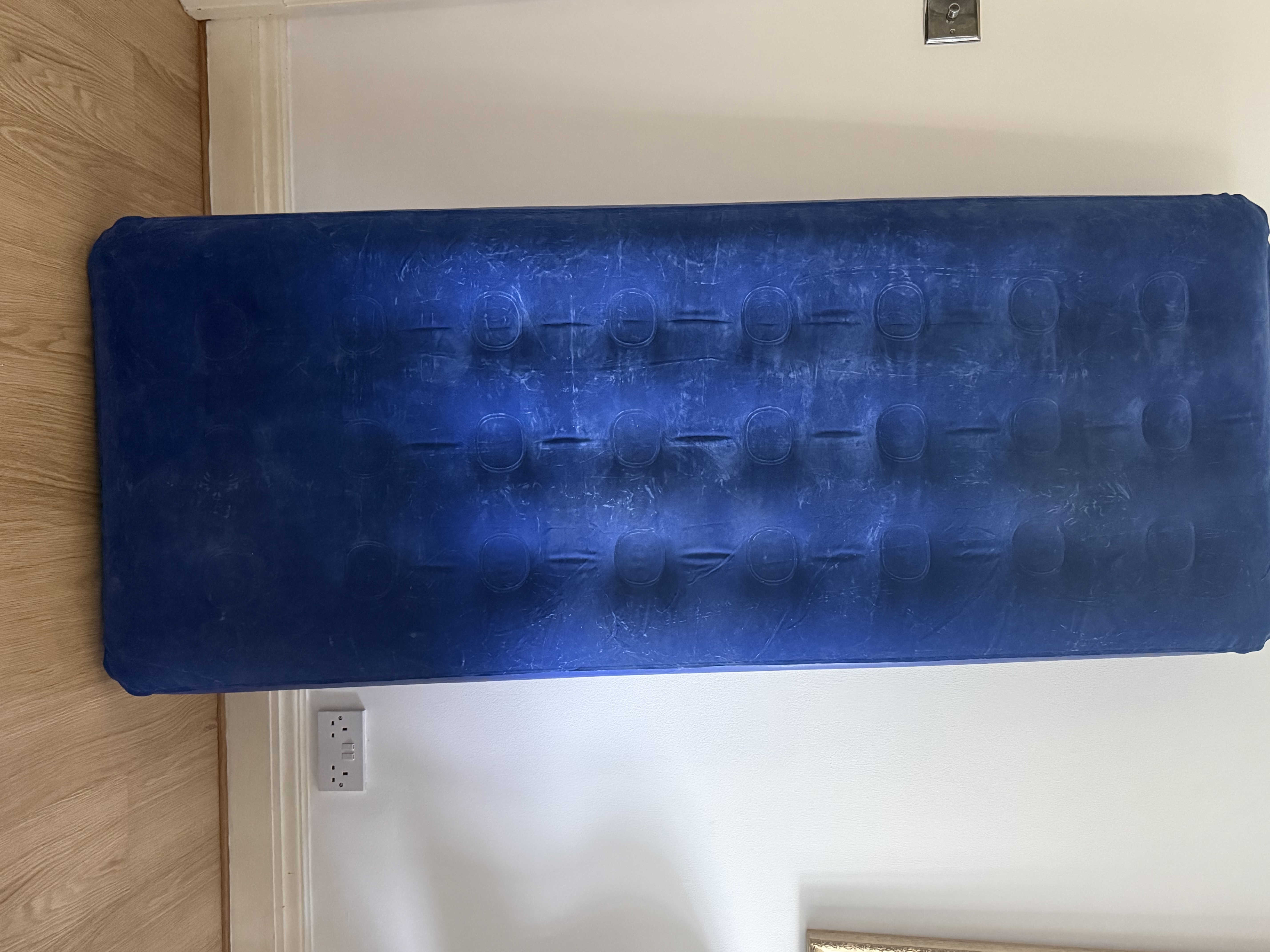 Single inflatable airbed
