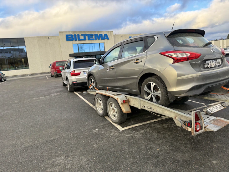 Leier ut biltralle med tilt