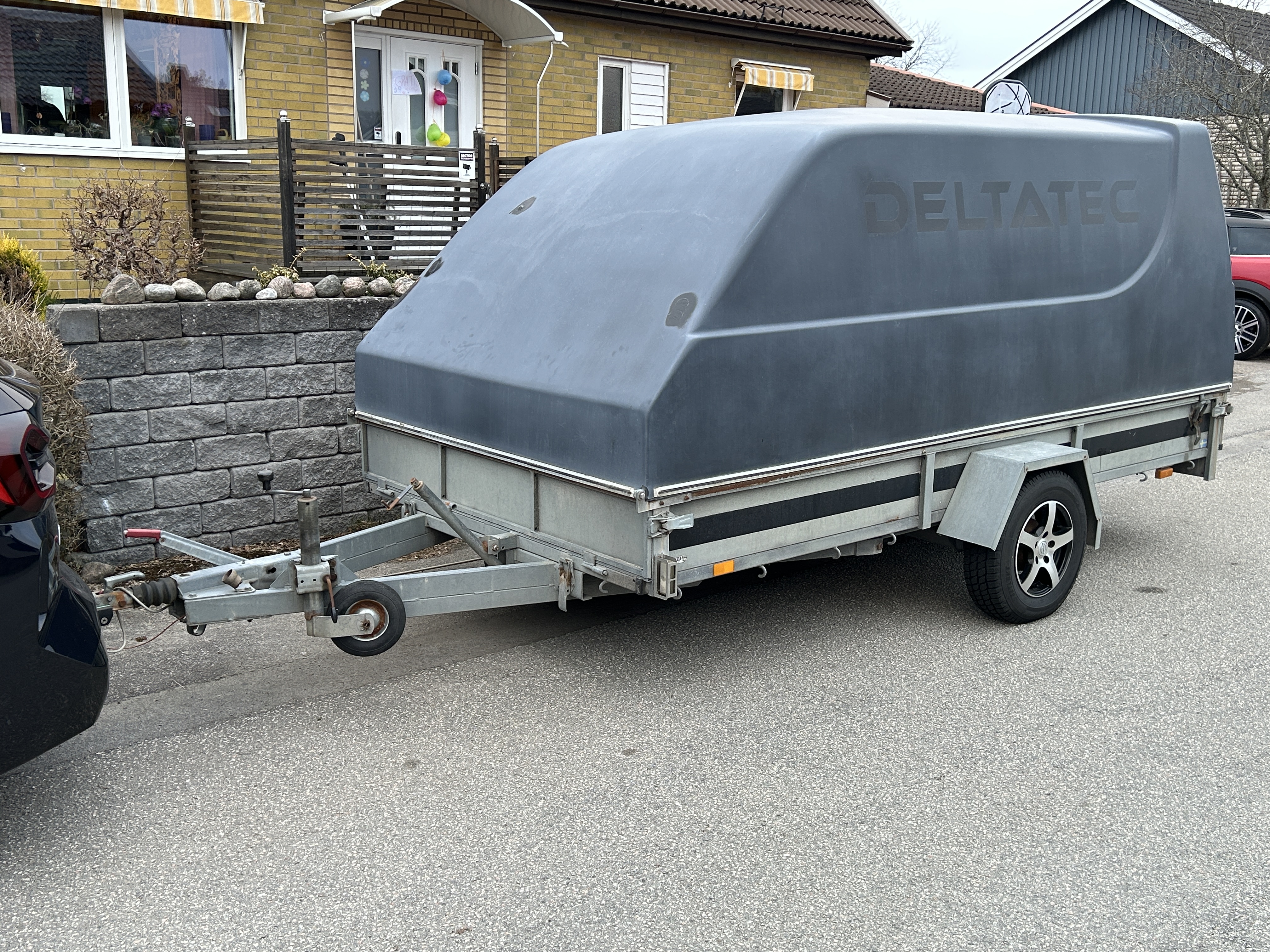 Större släp med tipp och kåpa