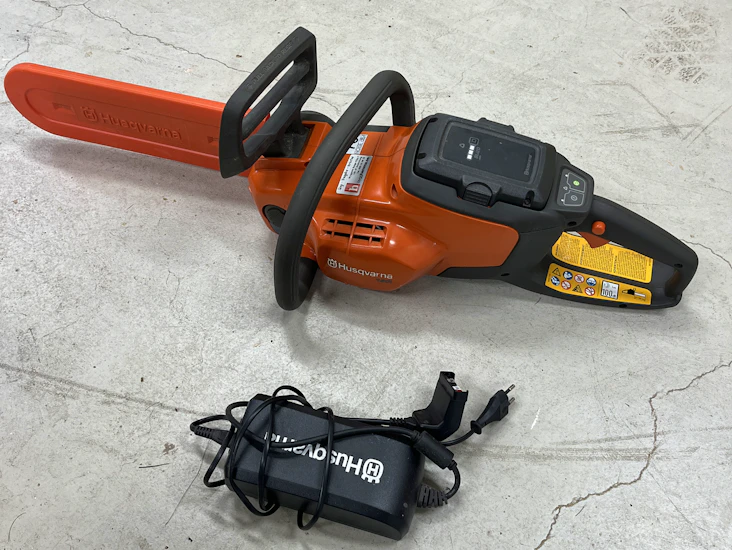 Batteridriven husqvarna motorsåg