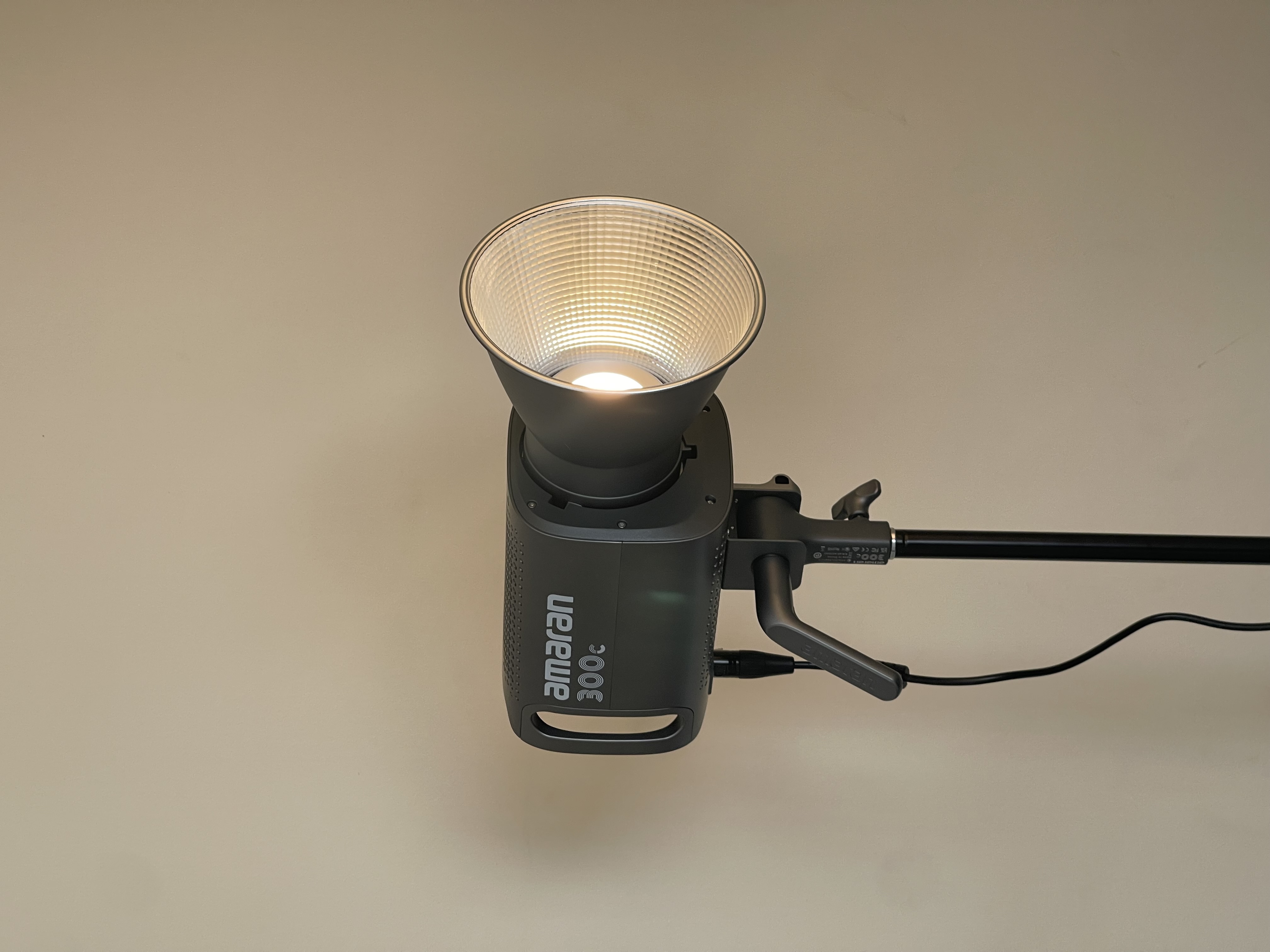 Aputure amaran 300c rgbww 300w full-colour led video light – bowens mount, app control