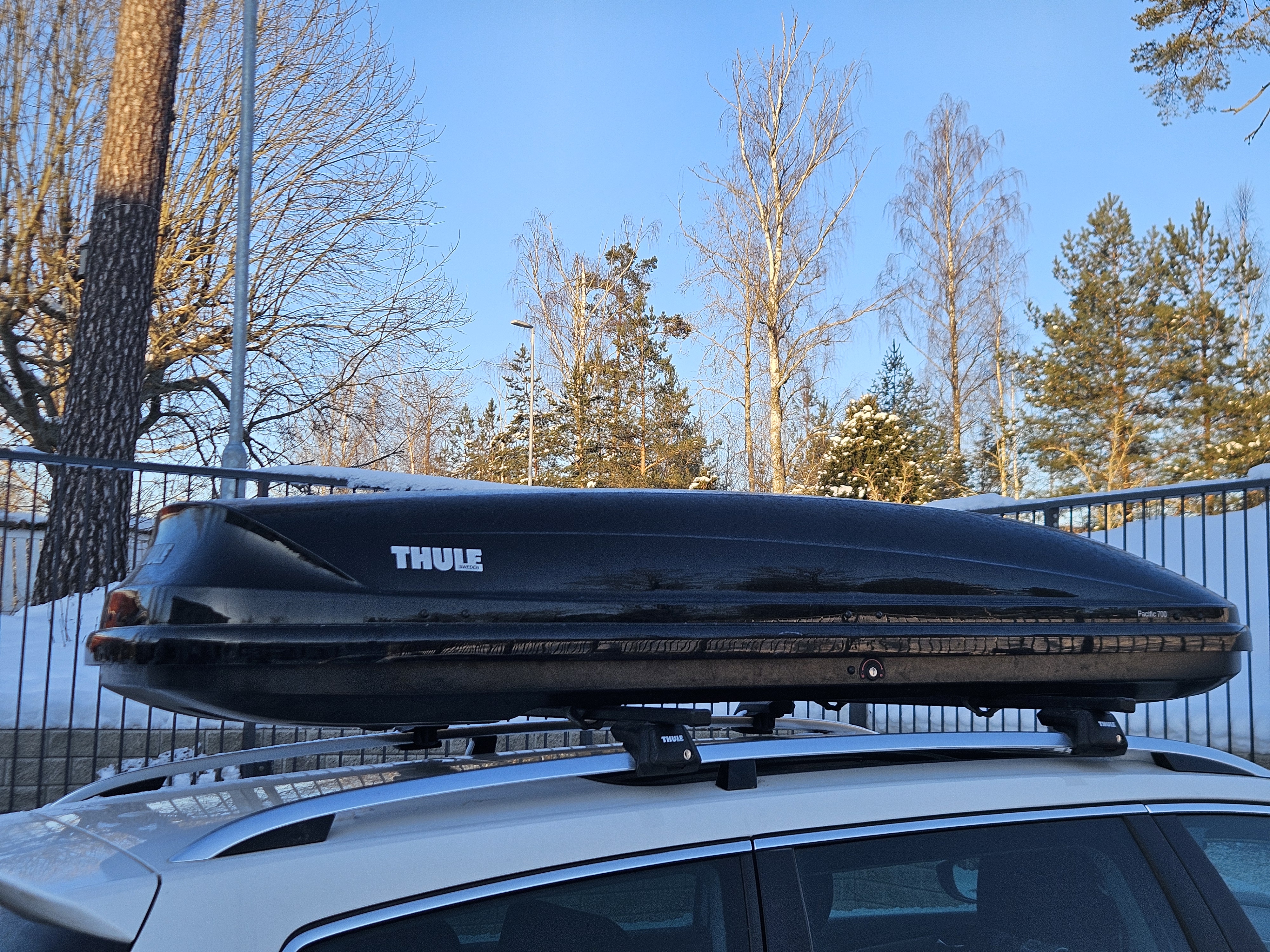 Thule pacific 700 suksiboksi ja kattotelineet
