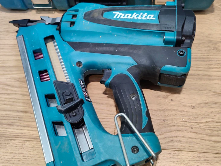 Makita kaasurunkonaulain