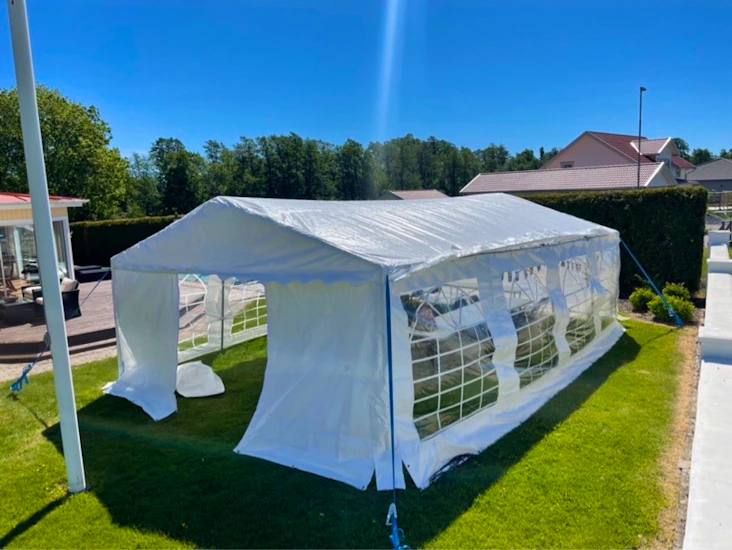 Partytält 5x8m,bord/stolar,kylskåp uthyres