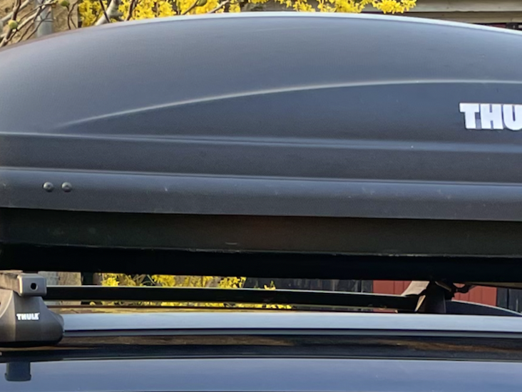 Rummelig og praktisk thule tagboks til udlejning – inkl. tagbøjler til biler med tagræling!