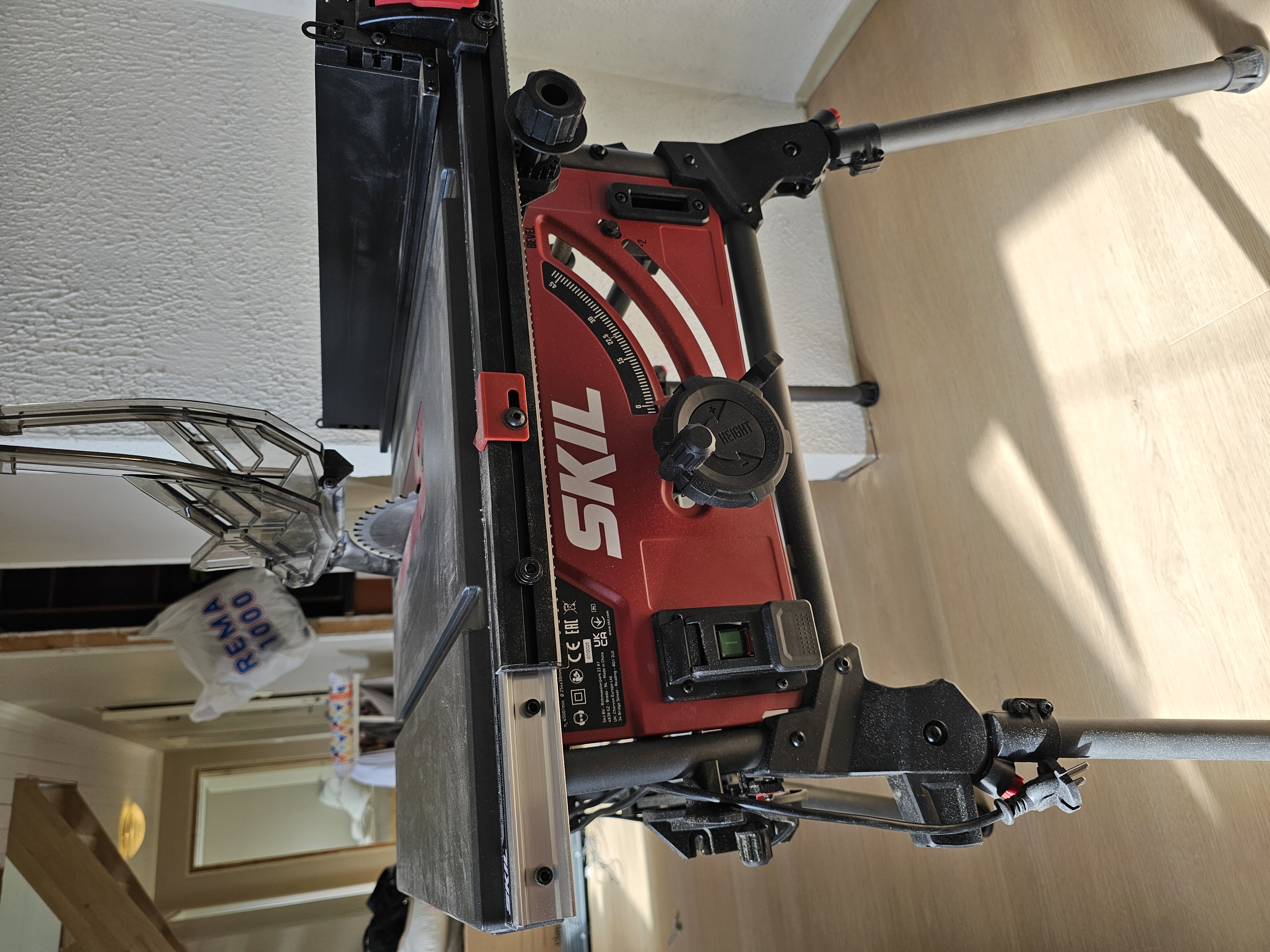 Skil bordsag 10" (254 mm) – med sammenleggbart stativ. tar lite plass under transport.