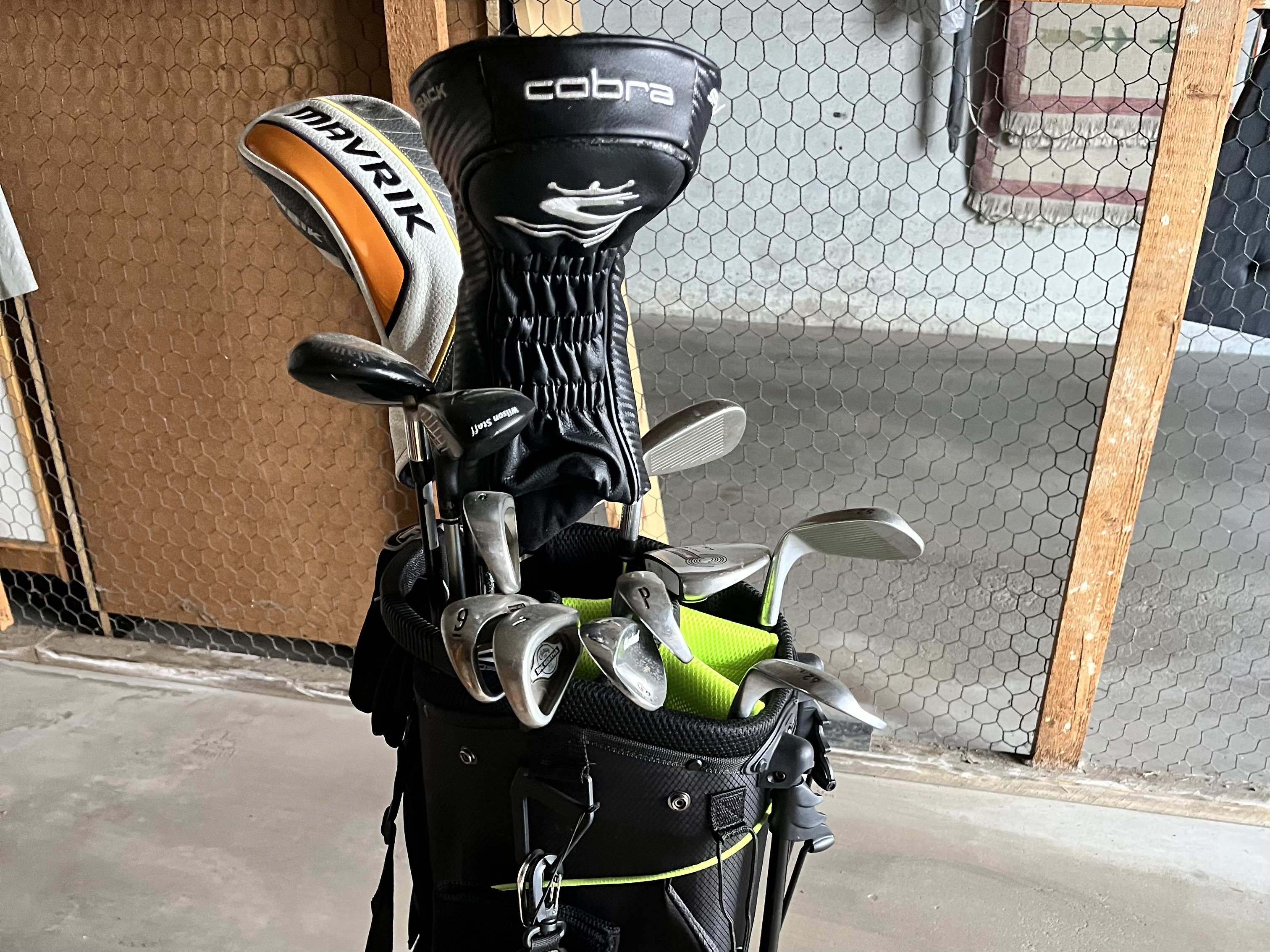 Komplette golfset (höger) med vagn