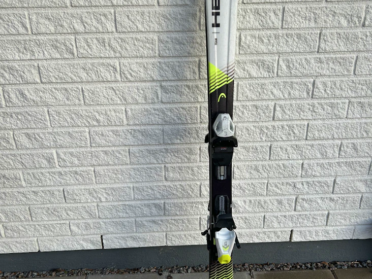 Slalomskidor med pjäxor