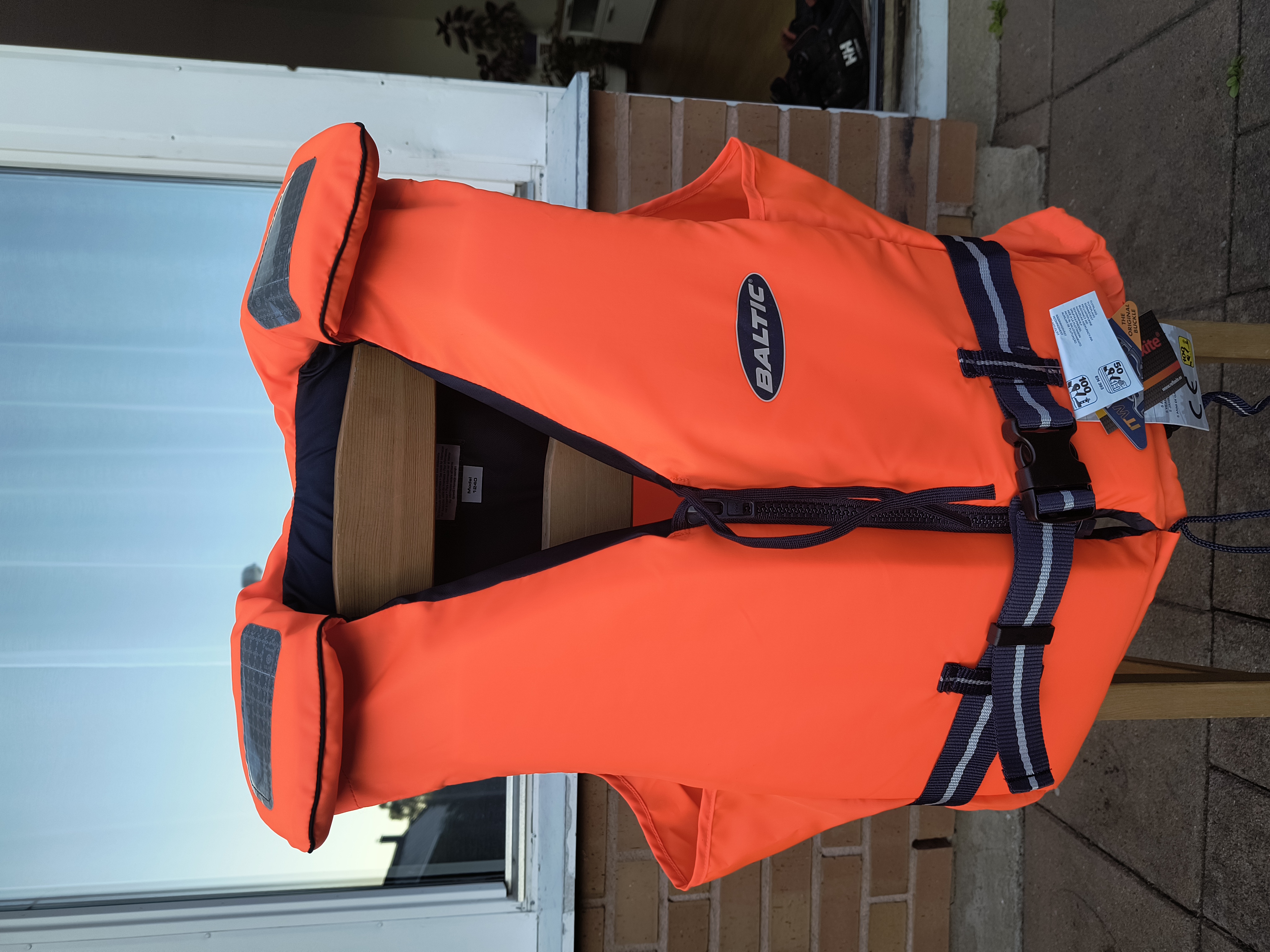 Räddningsväst storlek axl (model 1240) hyrs ut
