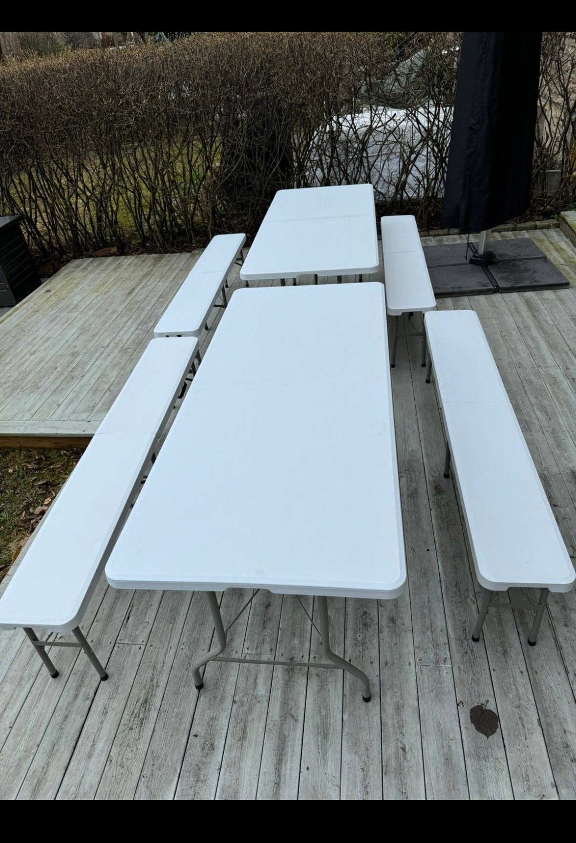 Tre campingbord og fire benker