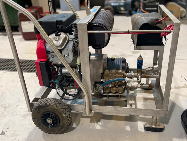 Bensindrevet høytrykkspyler