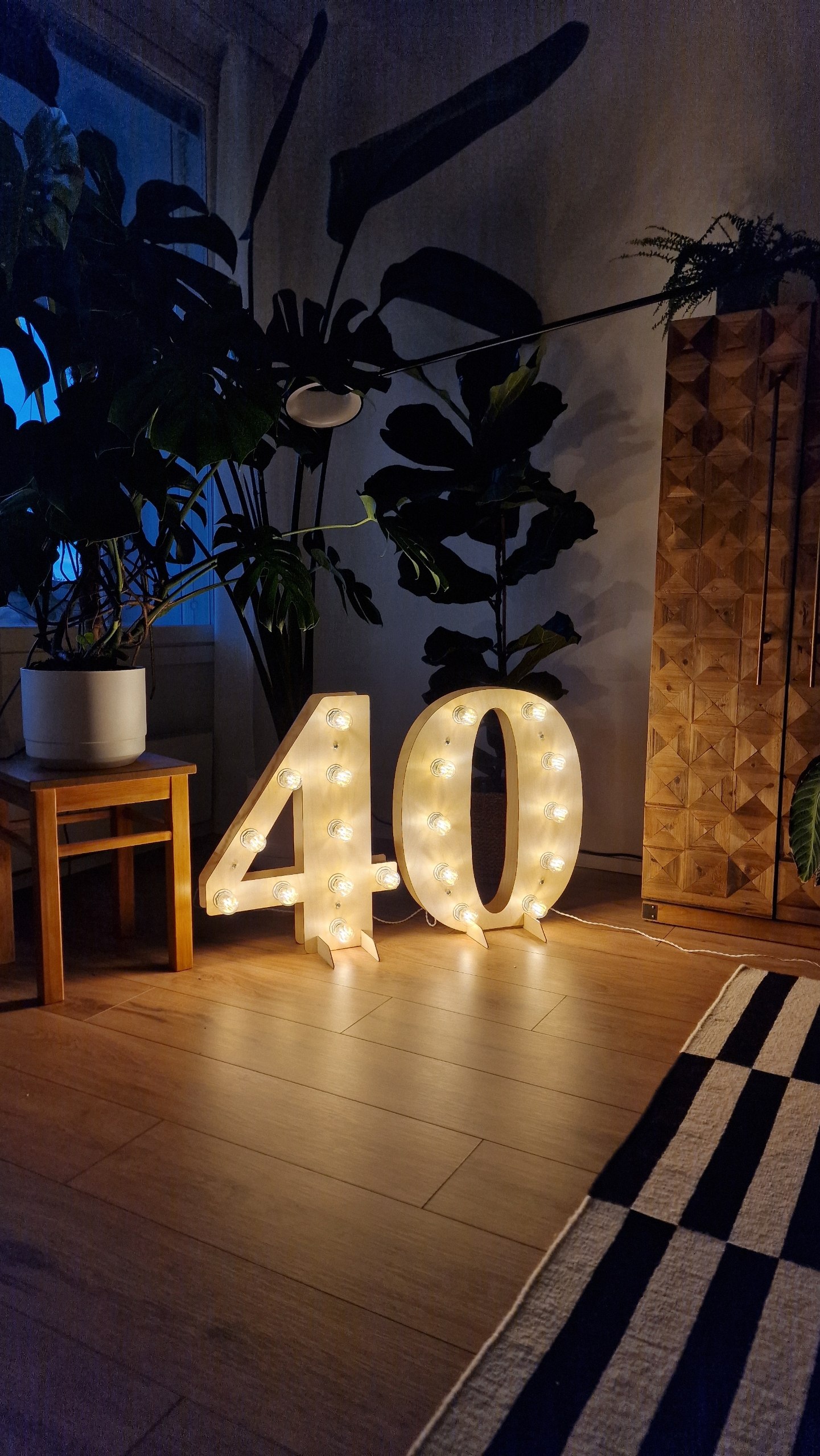 Puiset valokirjaimet ja numerot 