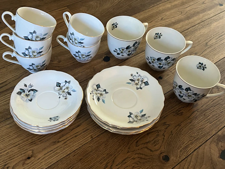 Vintage floral tea set for 5 – elegant afternoon tea hire