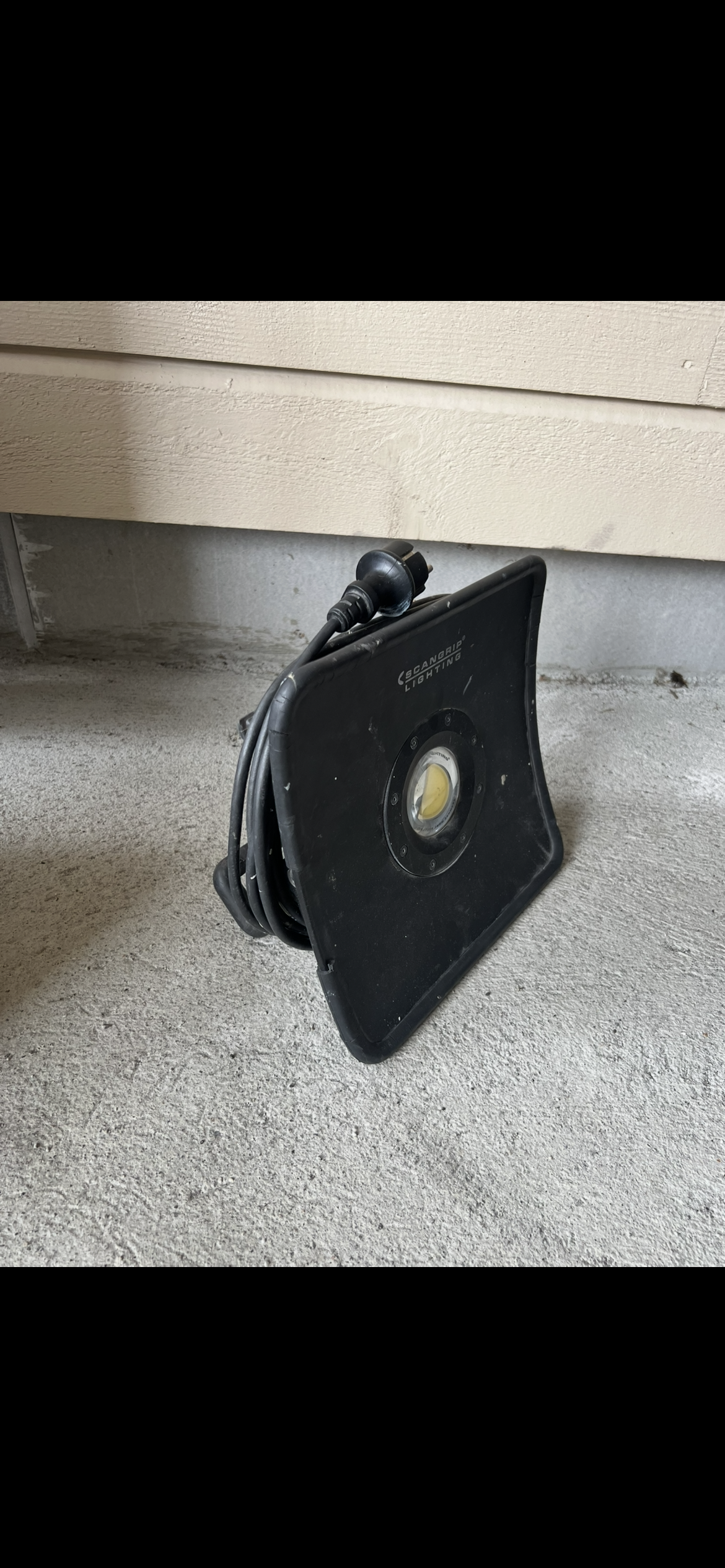Kraftig led-lampe på ledning