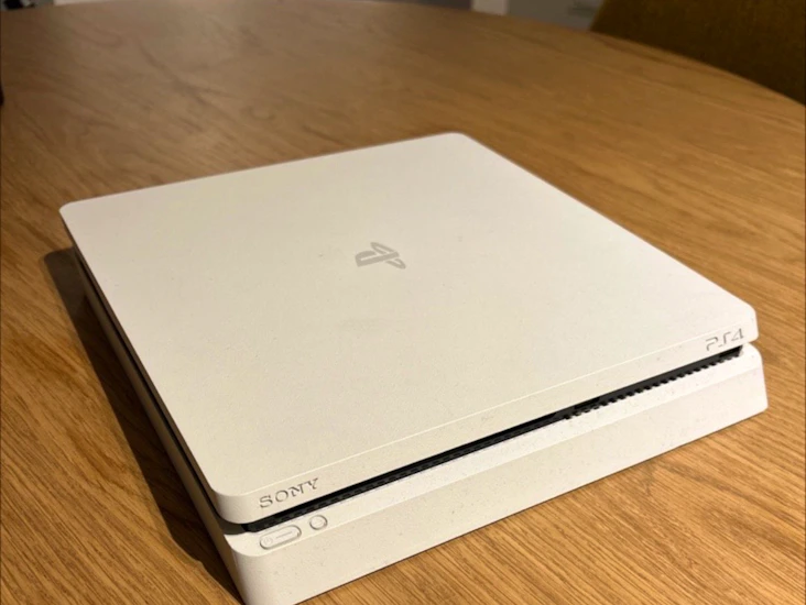 Playstation 4 (slim)