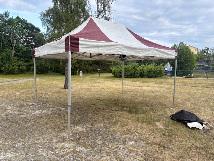 Robust pop-up-event / partytält 4,5 × 3 m inkl tältpinnar & flyttvagn