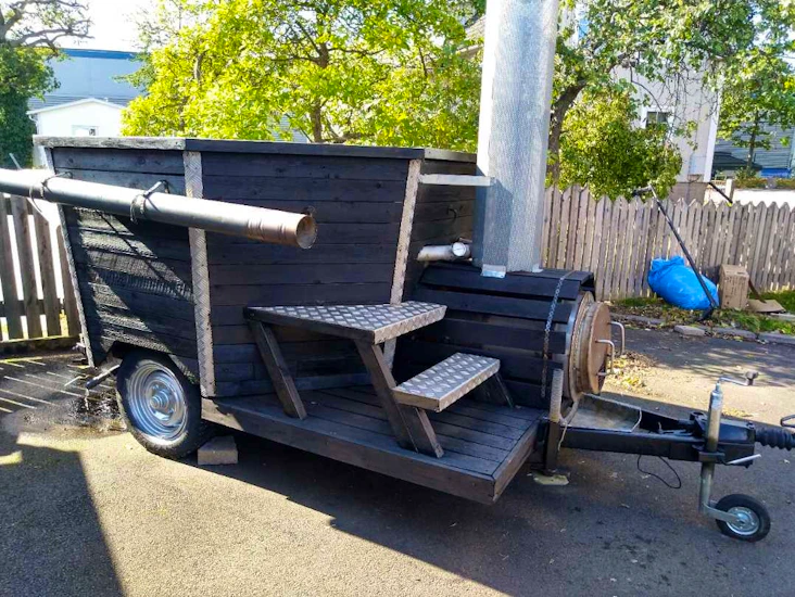 Badtunna på släp för 8-12 personer uthyres