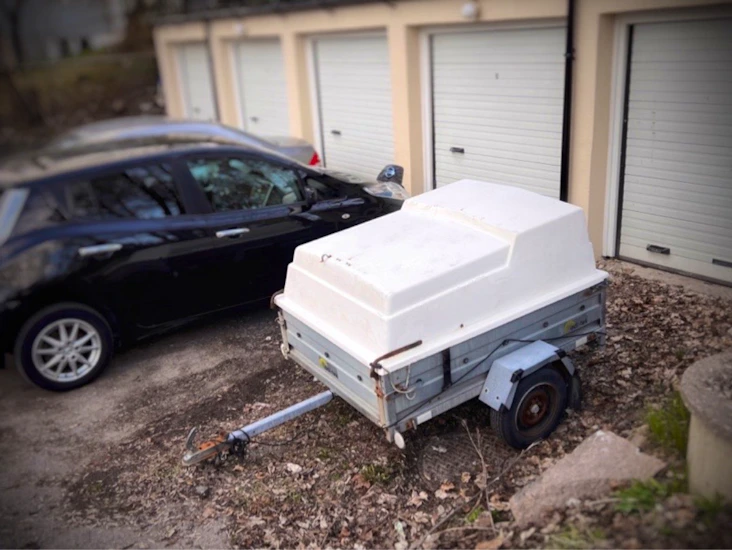 Hendig tilhenger med låsbart lokk