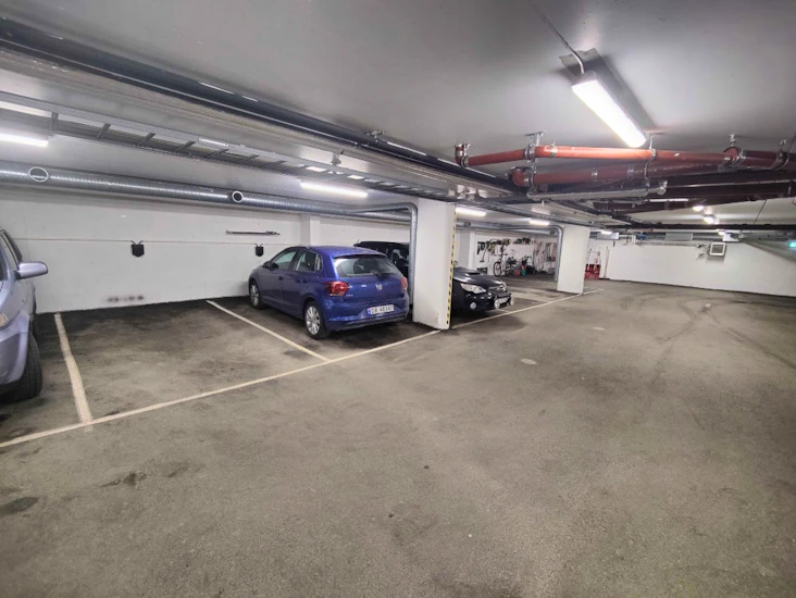 Parkeringsplass i kjeller til leie