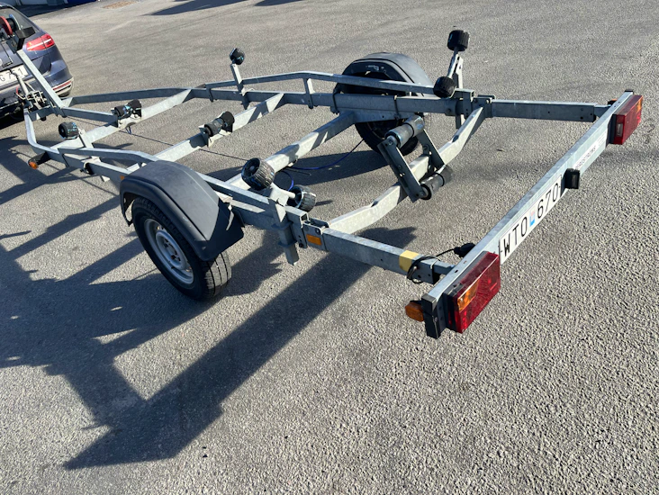 Thule båttrailer 1300 kg max 1000 kg i lastvikt och 6,0 m 80 km/h