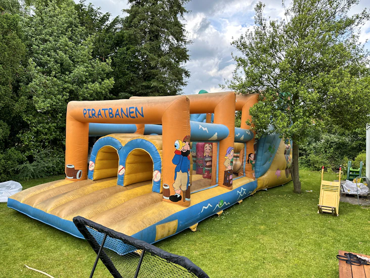 Piratbanen hoppeborg