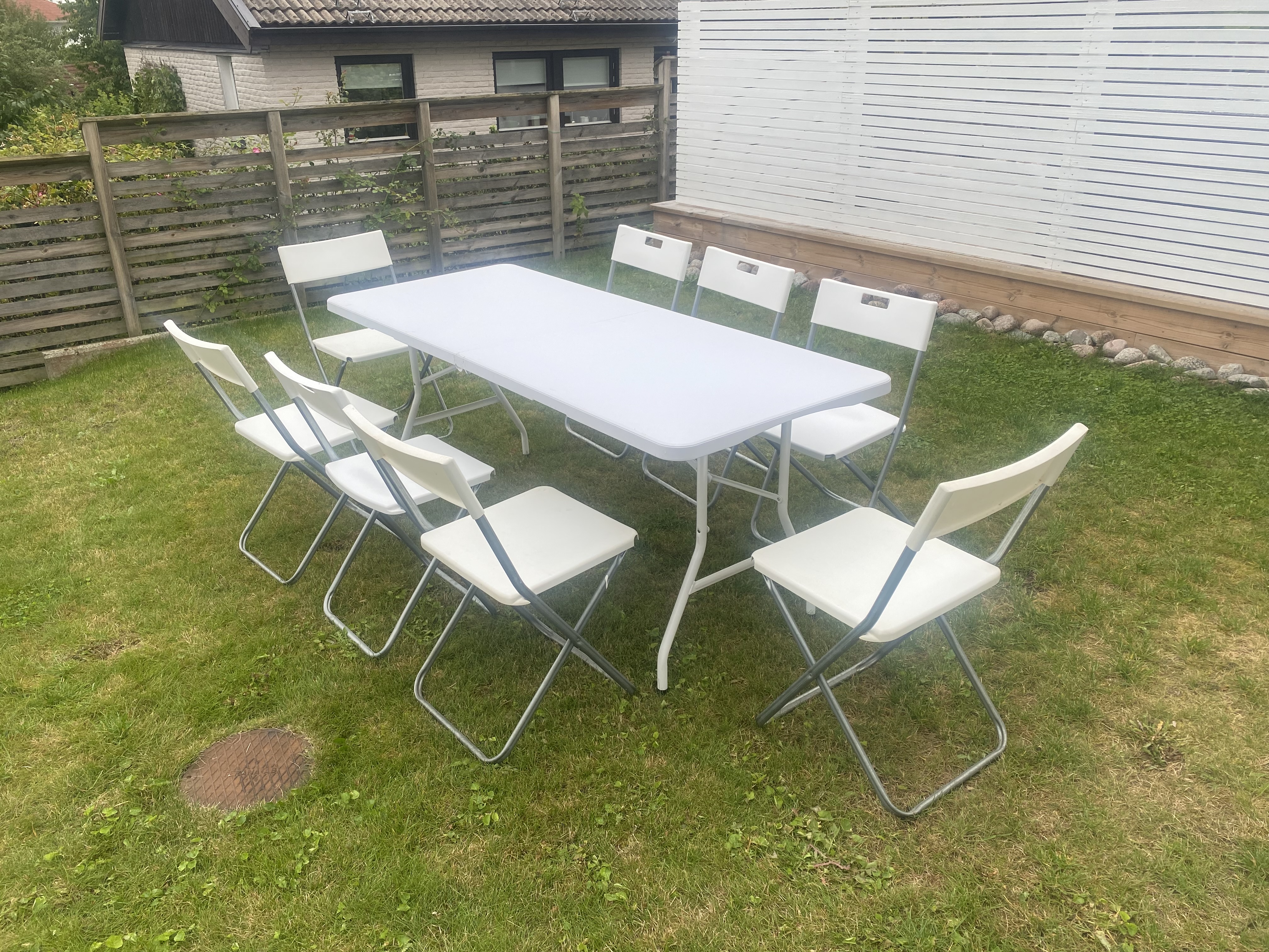 Vitt bord med 8 st klappstolar