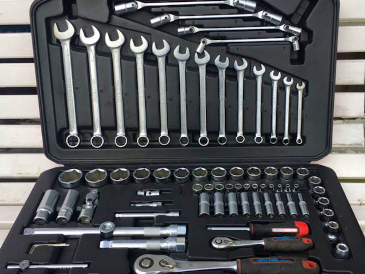 Hylsnyckelsats och fasta nycklar