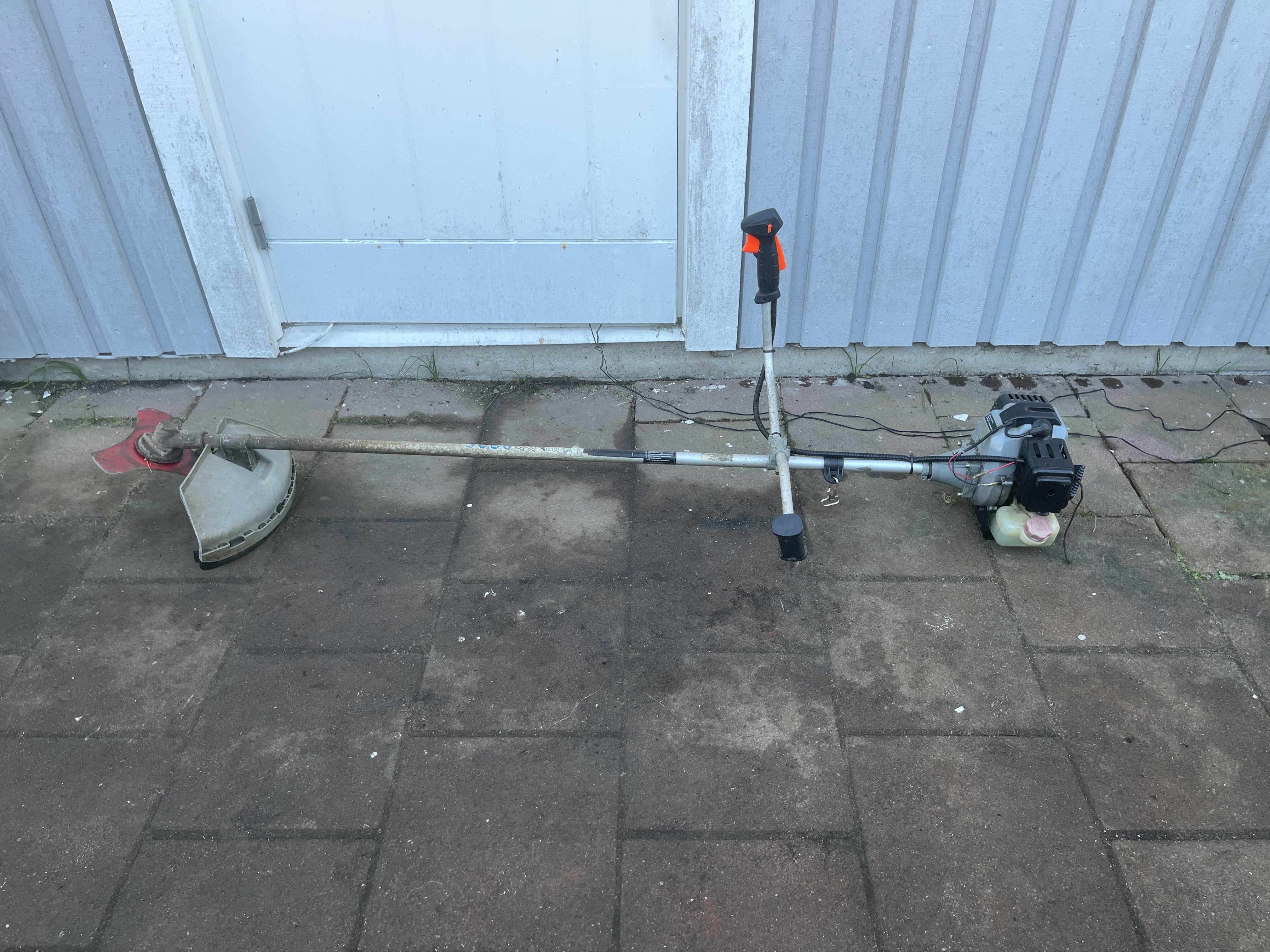 Röjsåg med såg- alt. sly-klinga.