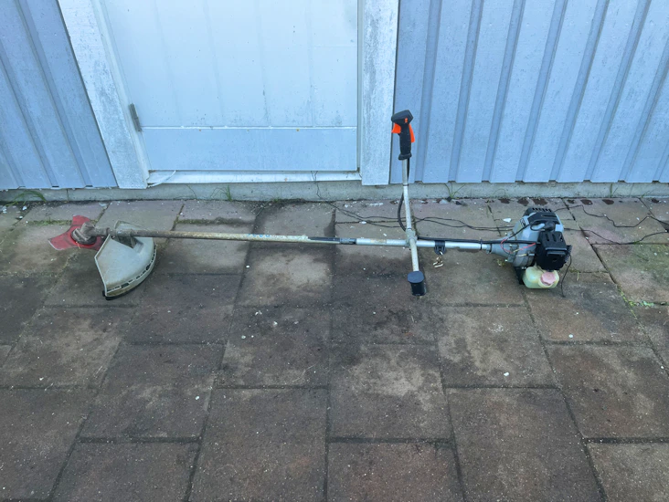 Röjsåg med såg- alt. sly-klinga.