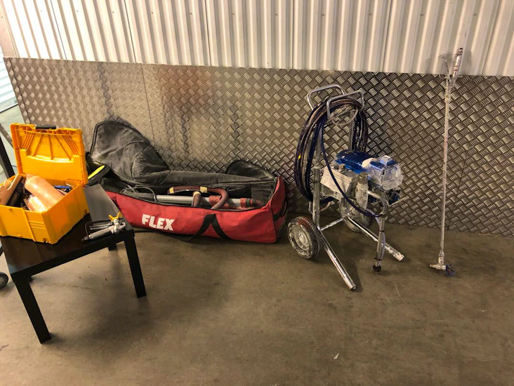 Färgspruta o giraff slipmaskin