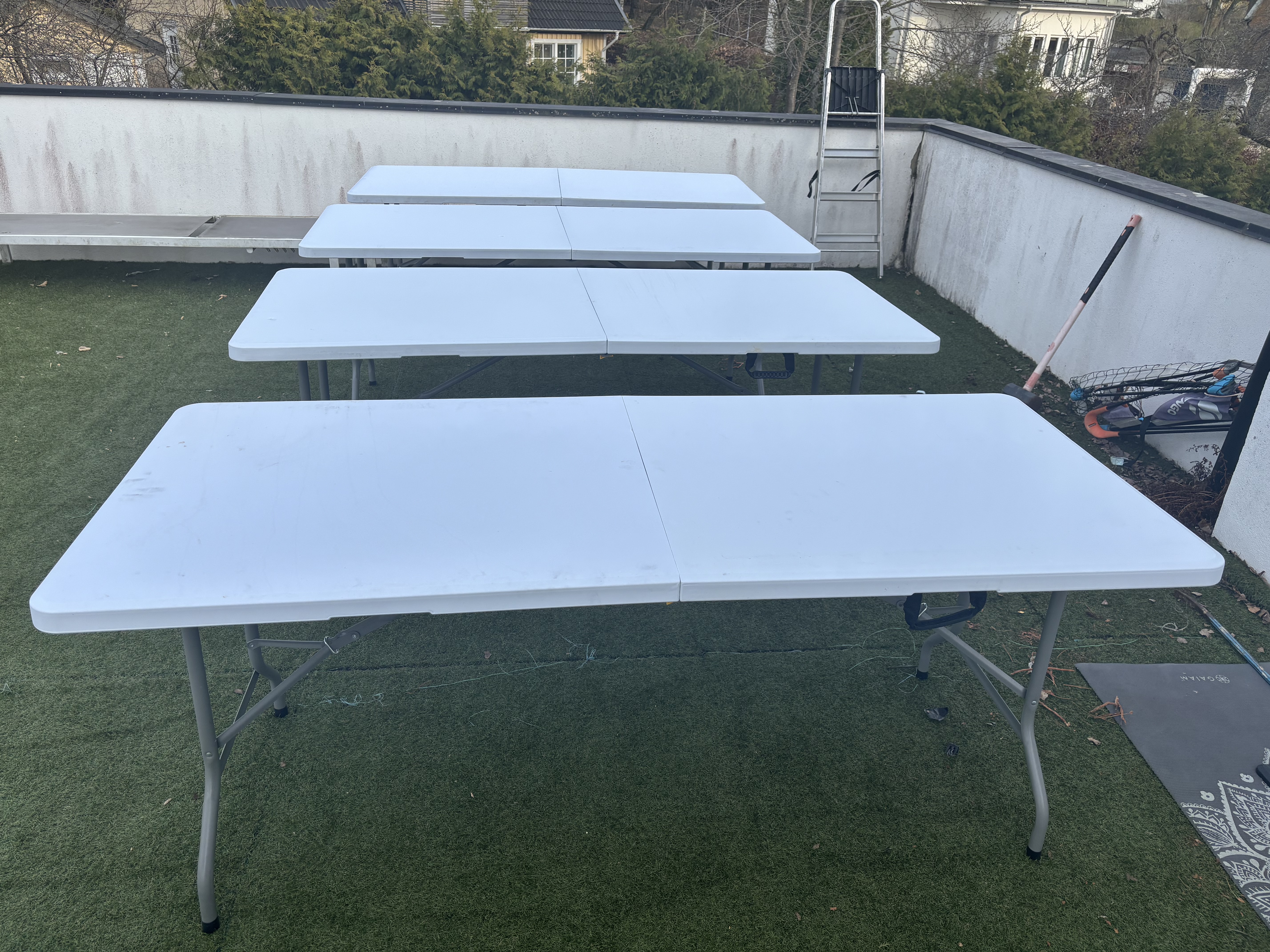 4 ihopfällbara bord 180 x 75 cm (24-32 personer)