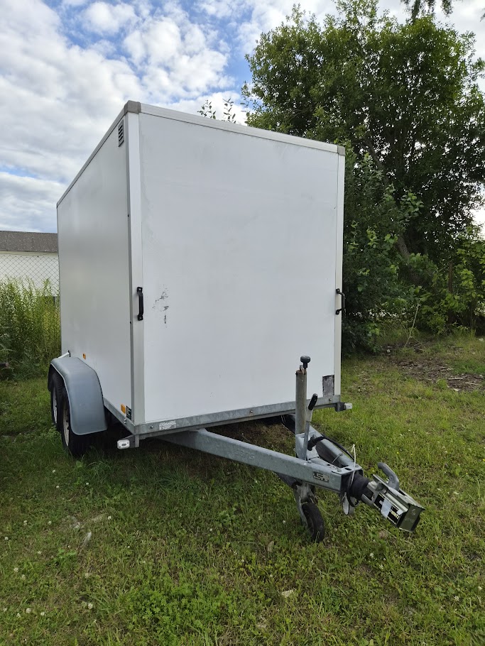 Skåpsläp boggie lastvikt 1370kg