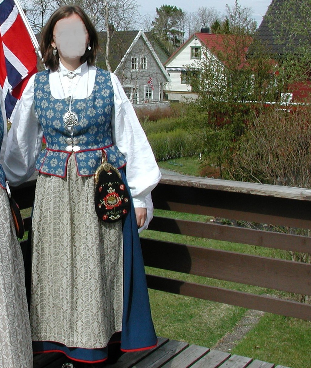 Blå trønderbunad