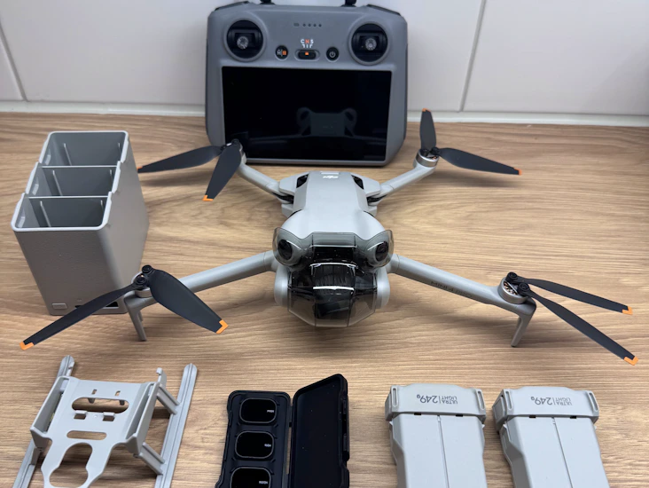 Dji mini 4 pro – uthyrning | komplett kit med tillbehör