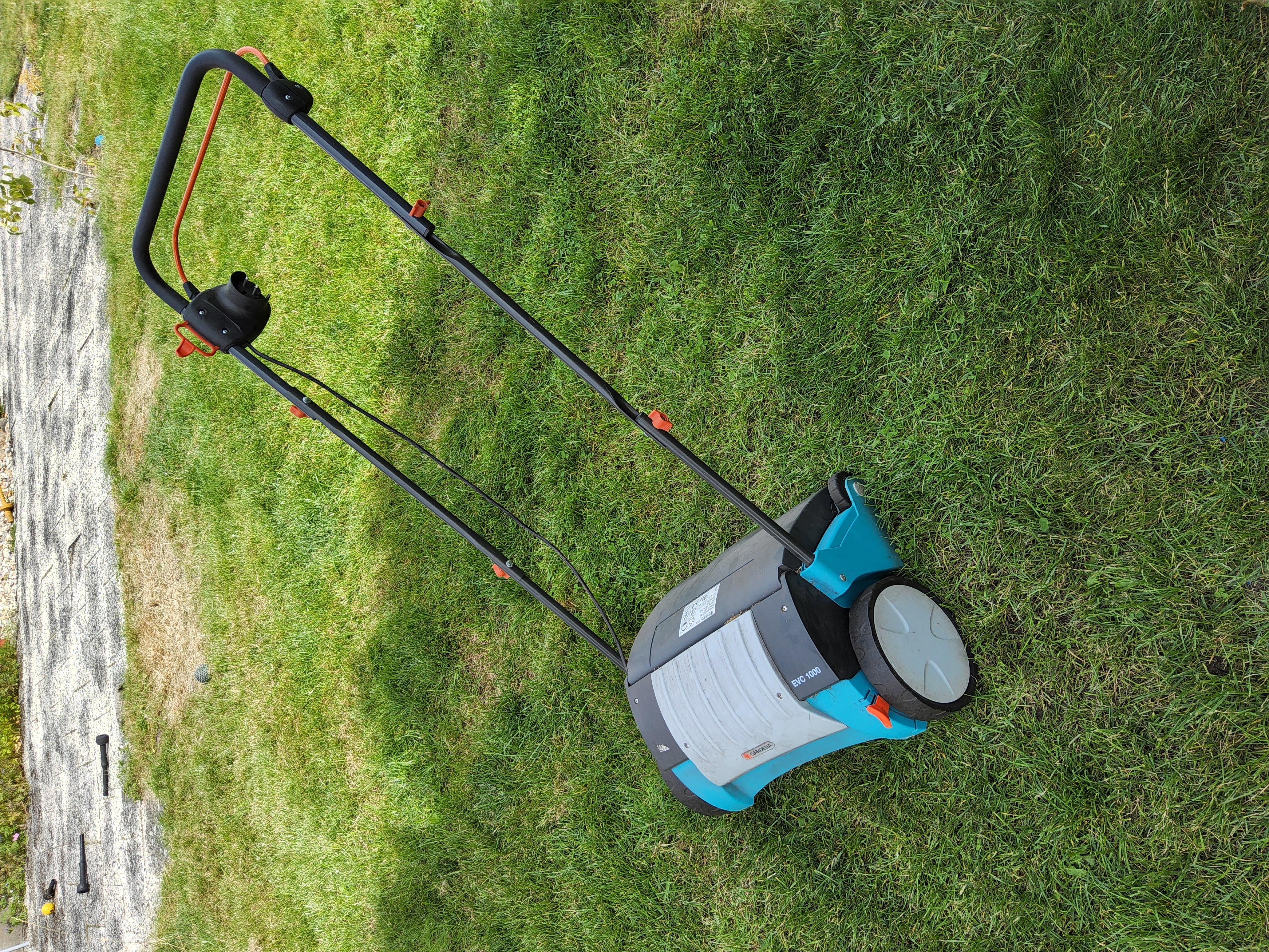 Vertikalskärare/mossrivare. eldriven