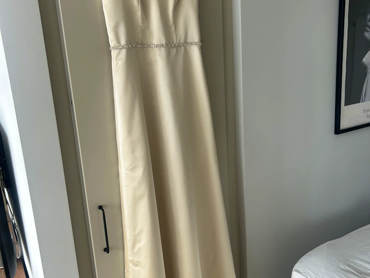 Bal eller brudtärneklänning