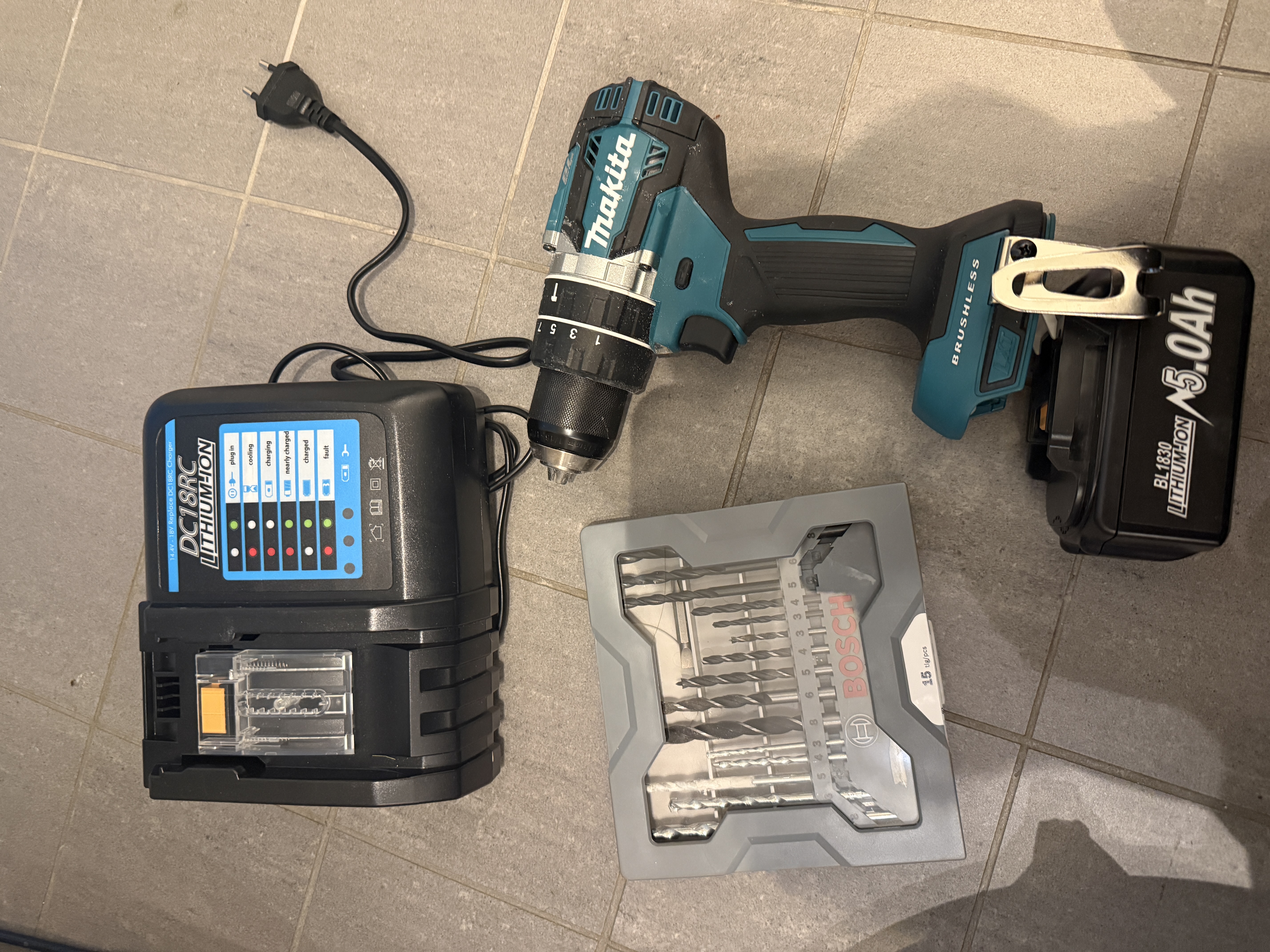 Makita 18v slagborrmaskin med bosch borrset, 2 batterier & laddare