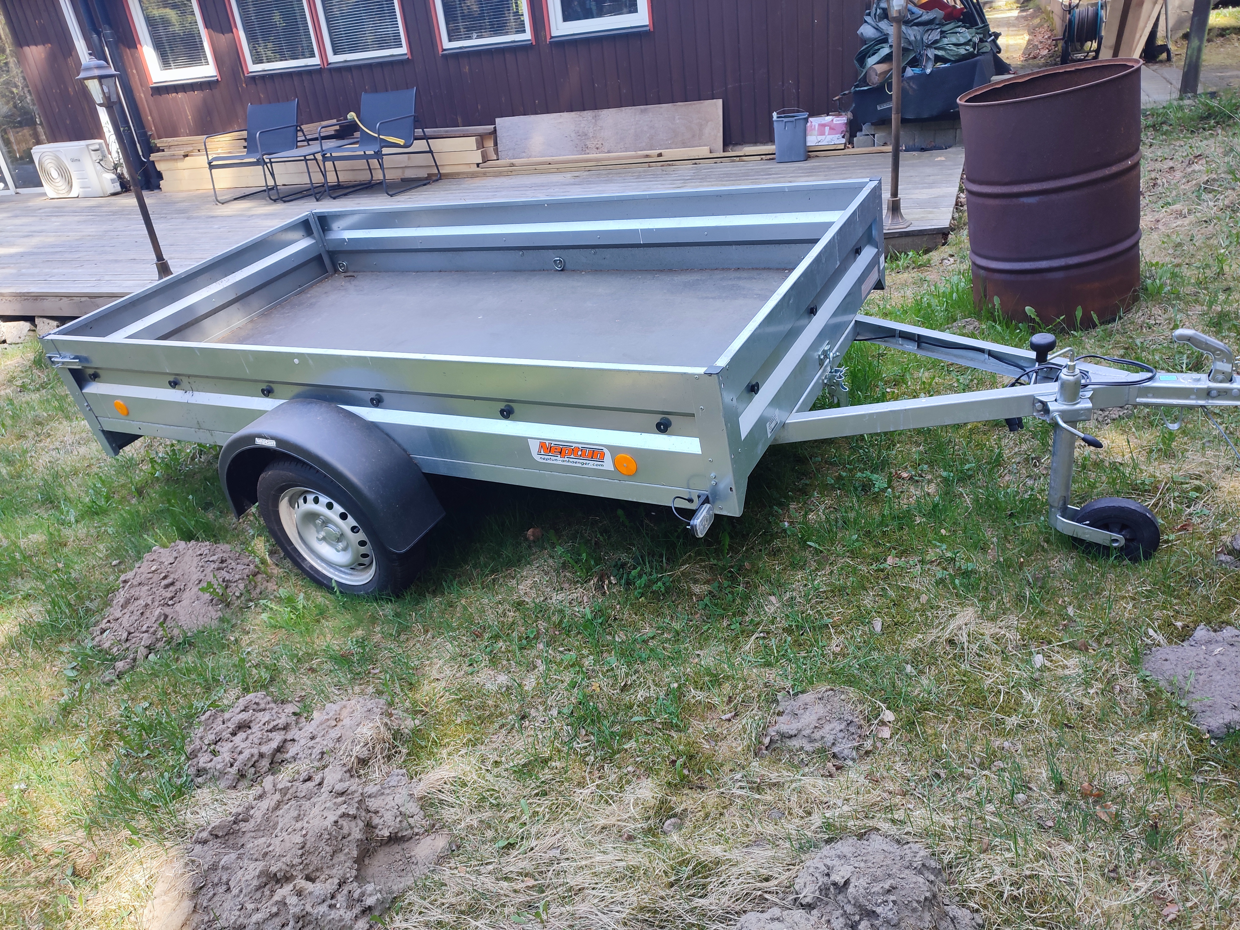 Öppen släpvagn totalvikt 750 kg .