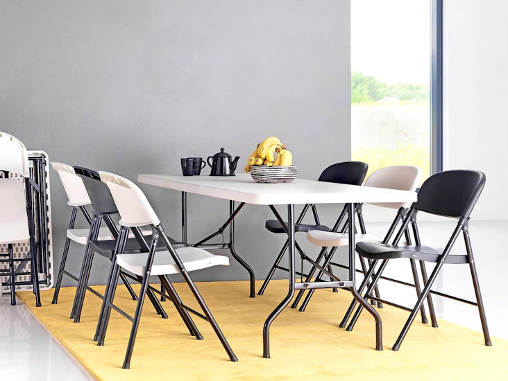 Komplett paket: 2 hopfällbara bord + 12 klappstolar – klart för fest, event & möte!