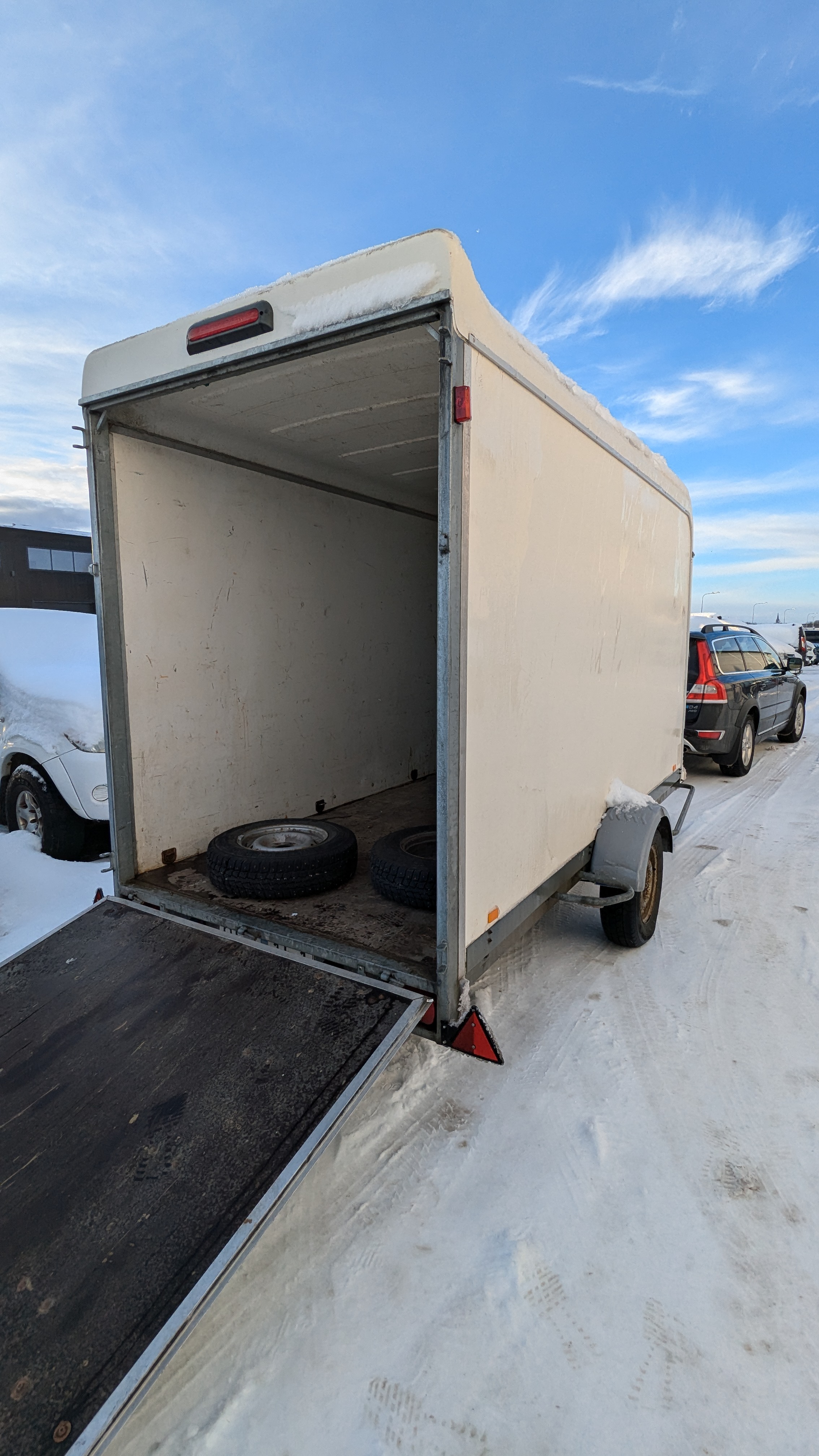 Rymligt skåpsläp med ramp uthyres