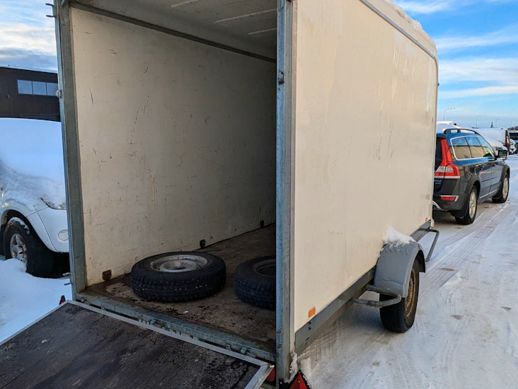 Rymligt skåpsläp med ramp uthyres