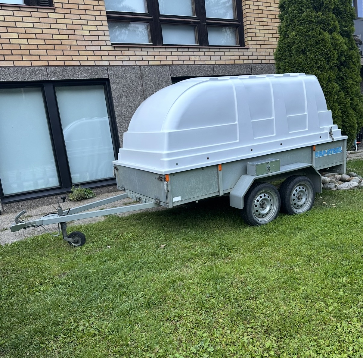 Peräkärry kuomulla kuomukärry