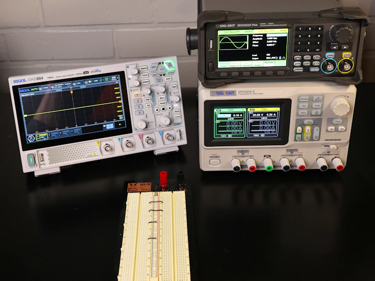 Complete electronics lab kit / elektroniikan mittaussetti
