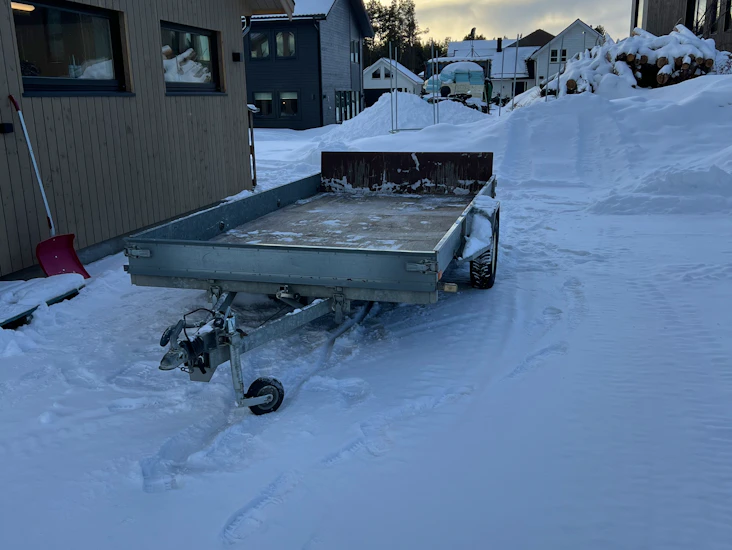 185x445 4p åpen tilhenger m/tipp