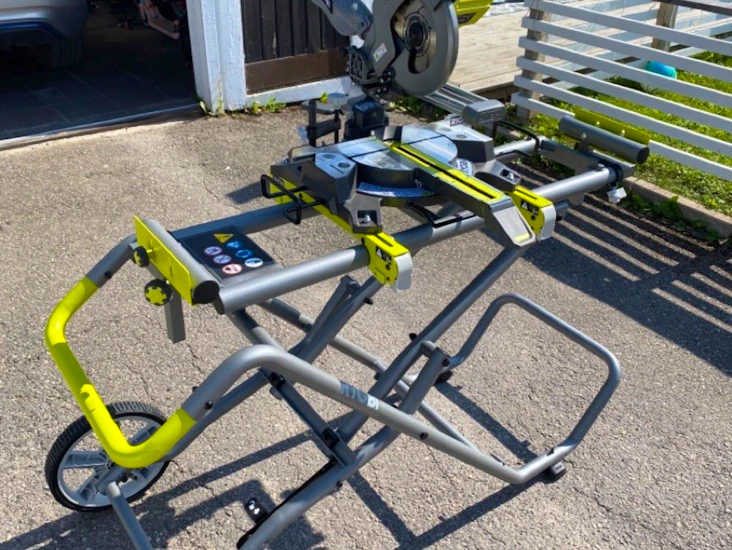 Batteridriven kap-&gersåg ryobi med stativ