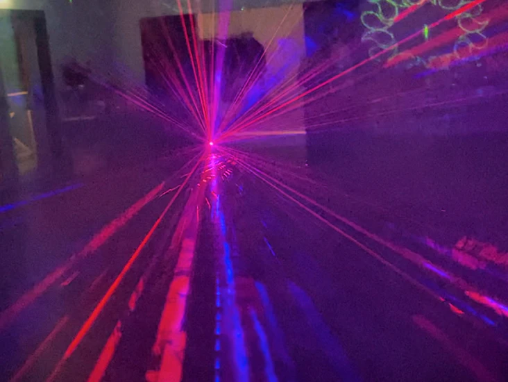 Ljud och ljuspaket (partybox 710 med partylampa, laser och rökmaskin)