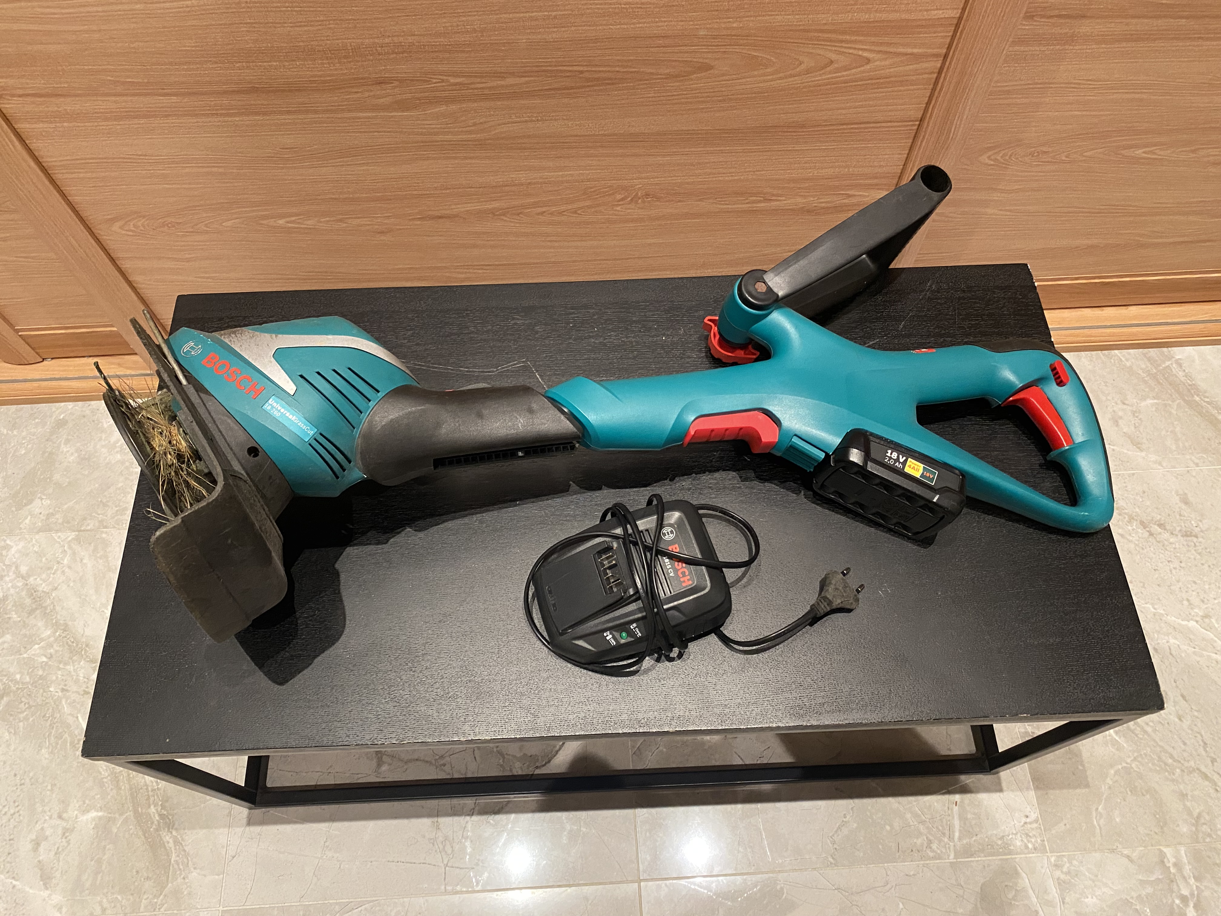 Bosch batteridrevet gresstrimmer/kantklipper til leie