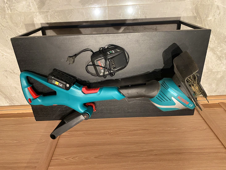 Bosch batteridrevet gresstrimmer/kantklipper til leie